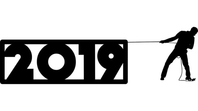 recalls_2019 silhouette 2019 mann arbeit symboldbild rückrufe